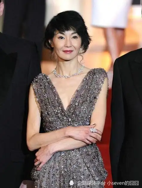 60岁张曼玉颜值重回巅峰,变胖之后人也年轻了,穿搭朴素接地气_腾讯