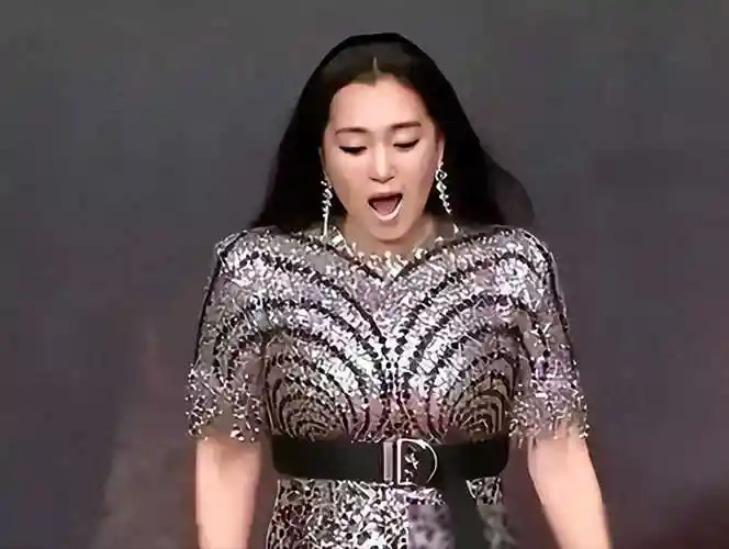 华妃扮演者蒋欣,虽然戏里戏外反差大,但膀大腰圆难掩上镜的精致脸庞.