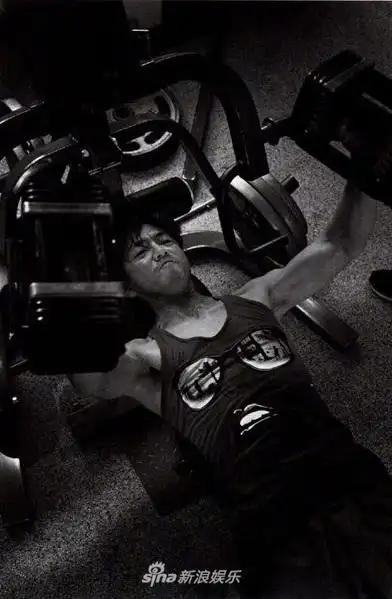 木村拓哉健身大秀肌肉 黑白大片彰显男人味