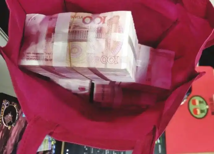 葛女士捡到的40万元现金. 图片由龚轩提供