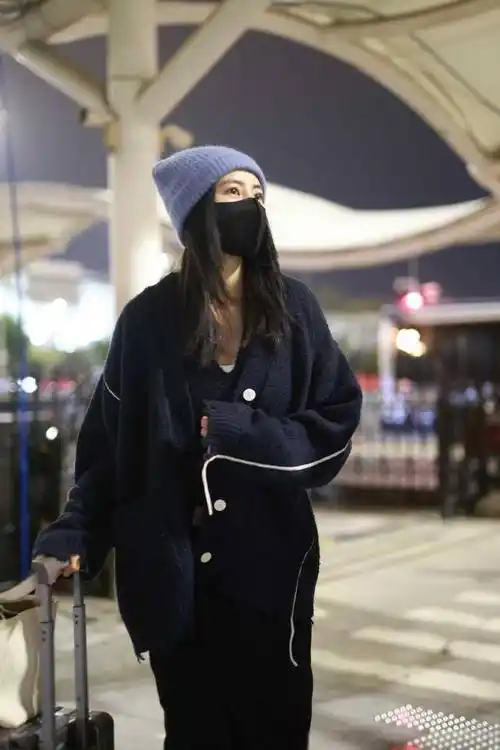 高圆圆机场街拍,这一身穿搭简直是女神本色,那种凌乱中透露出的_时尚