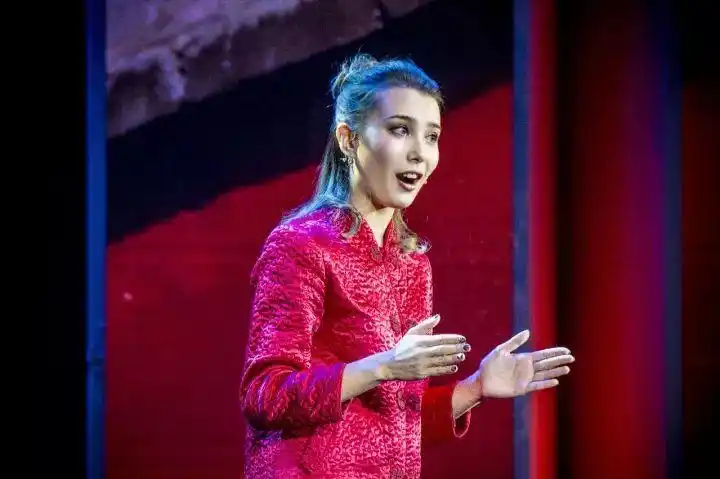 (哈萨克斯坦留学生)2015级播本 黄雅静表演者:《胡同文化》"北平的冬