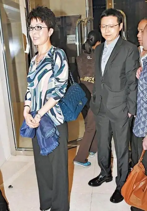 哇,不得不说,周利伟当年也算帅t,现在胖了好多啊!