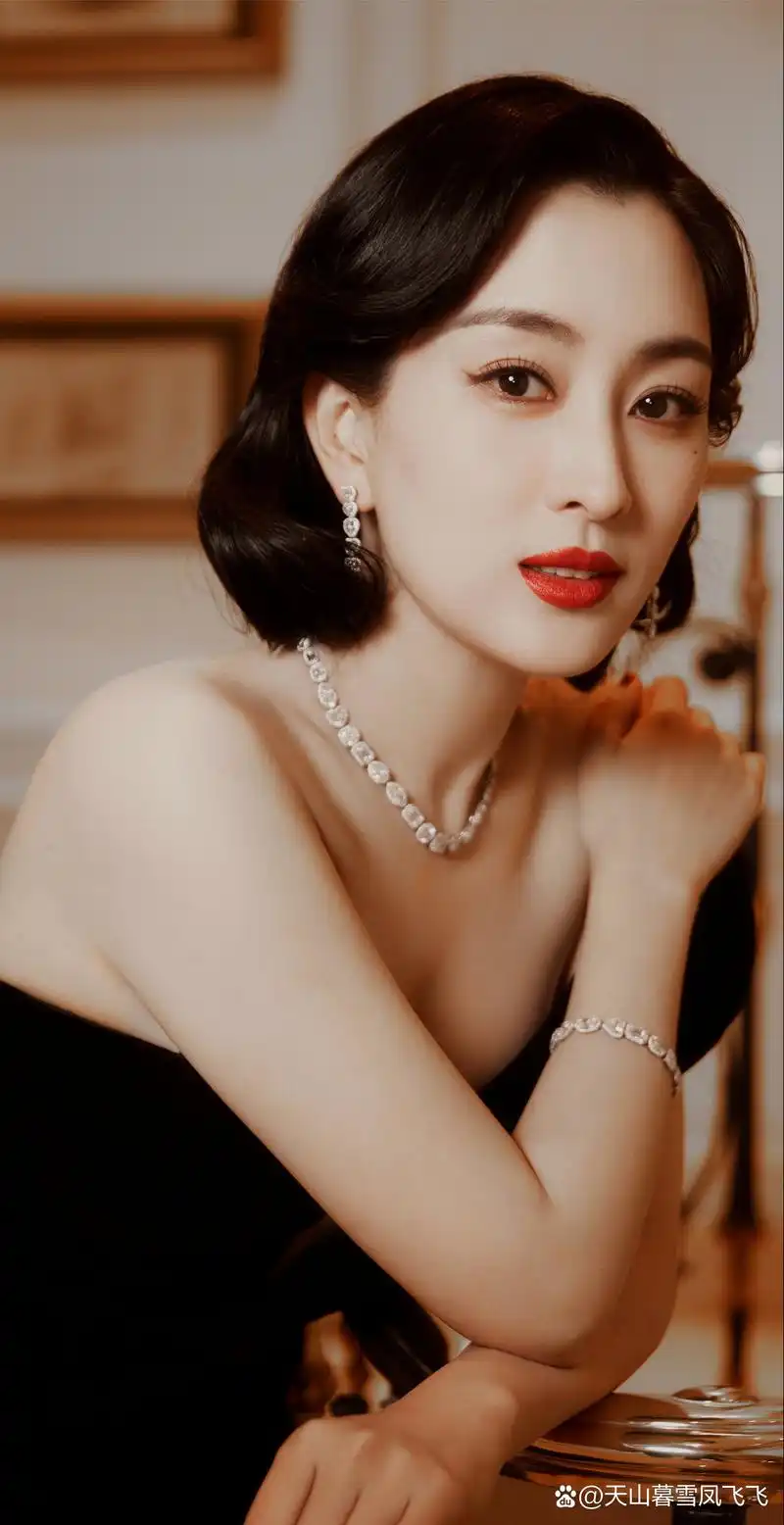 马苏身着黑色深v长裙,身姿曼妙,仿佛将整个宇宙的神秘都裹挟在裙摆之