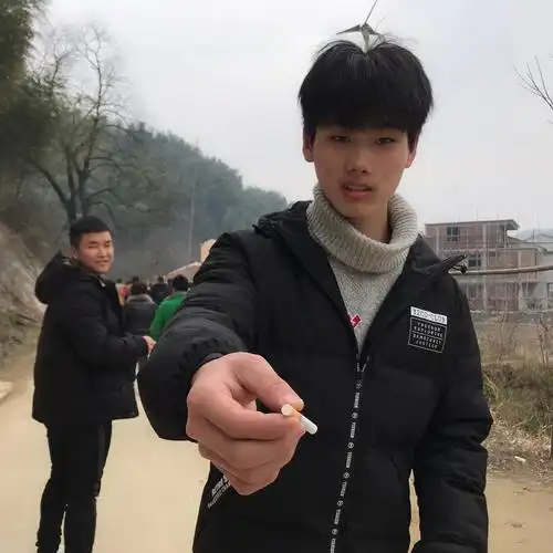 帅哥发烟的姿态好到位!