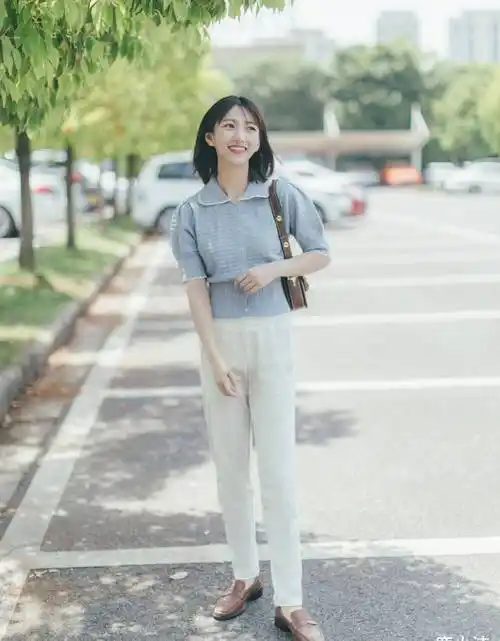 法式风格的搭配今年依旧火热,小个子女生日常搭配尽量不要尝试深色系