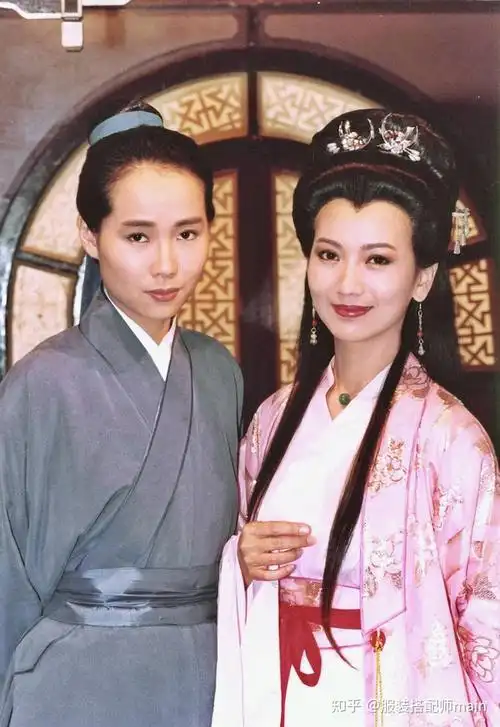 赵雅芝穿衣有一套,黑白波点裙用腰带勒出蚂蚁腰,这身材不像50后