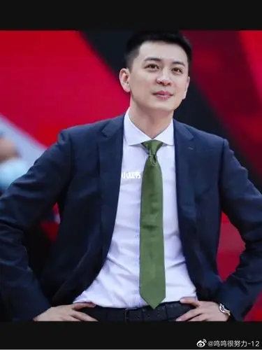 杨鸣教练席的忙碌过程