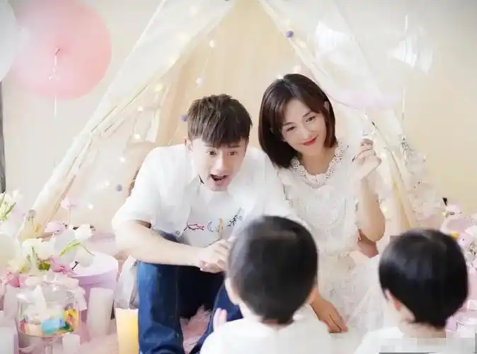 张杰谢娜合体接双胞胎女儿放学一家四口同框画面温馨