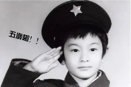 五岁时眉清目秀惹人爱]   同样,导师黄晓明的成长照片让许多网友感慨