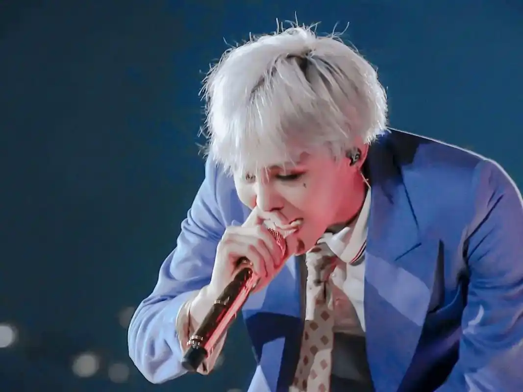 权志龙 #gd #gdragon #西装杀 银发蓝西装少年 - 抖音