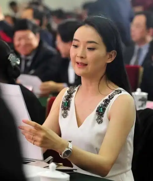 京剧演员王燕老公(现在她显然已经得到了祝福而原来的清若两个人)