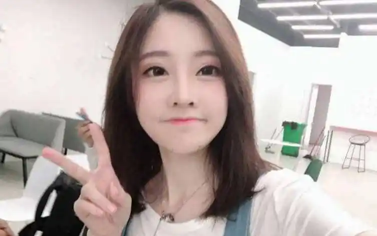 冯提莫参加综艺节目,却意外遭遇咸猪手,被知名主持人