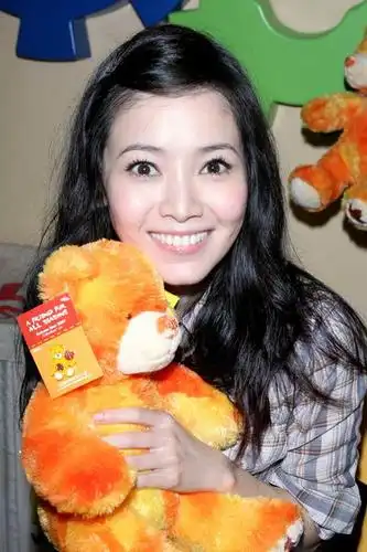 侯佩岑献身公益做慈善 为弱势儿童教英文(组图)