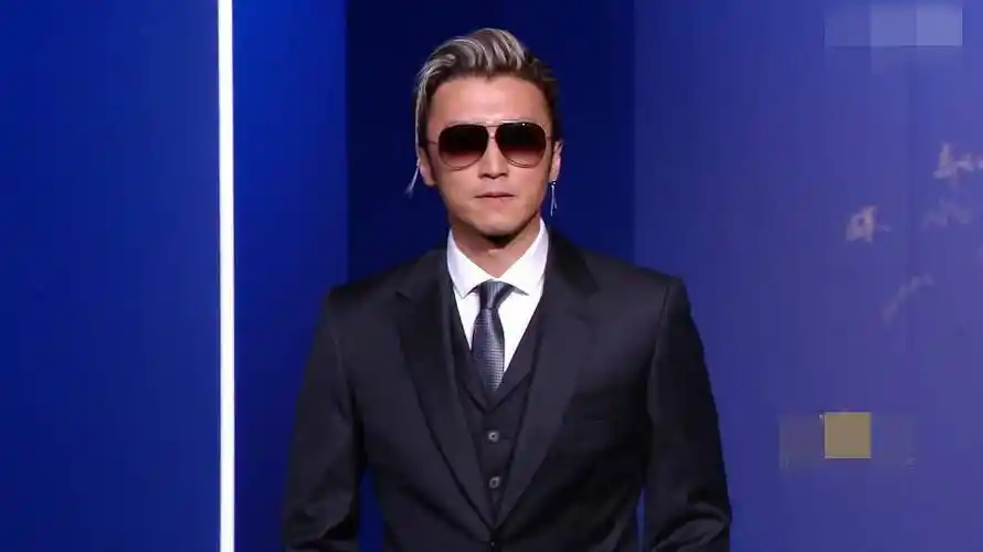 带墨镜的他很酷炫,摘下墨镜看到素颜的谢霆锋也依然能被他的五官吸引