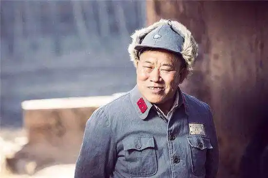 他是反派专业户,国家一级演员,女儿嫌他丑,妻女却貌美如花!