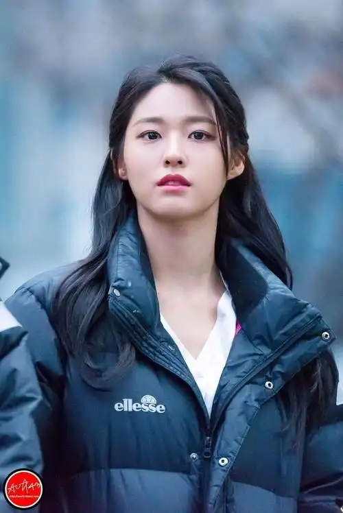 韩星金雪炫,网友:清纯可人,笑容甜美的90后女孩