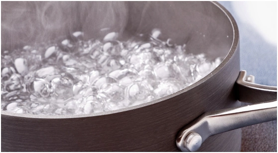 水沸腾时为什么在固定的部位冒泡?这些冒泡的点叫什么?