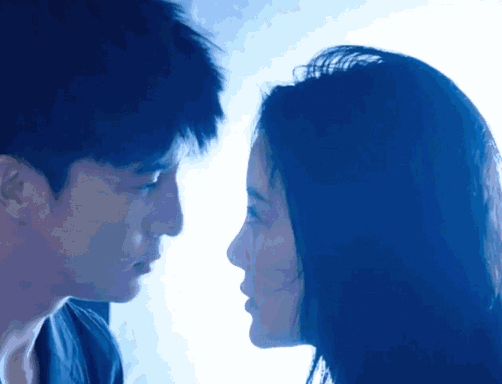 的薛之谦和李小璐却成功抢镜,因为两人在剧中有一场"荡气回肠"的吻戏