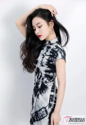 王一菲水墨旗袍大片 优雅冷艳演绎复古风