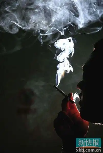 回到家大部分时间,都只想一个人静静地抽烟. 新快报记者 毕志毅/摄