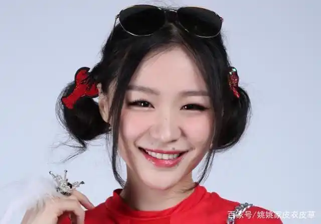春晚走红喜剧演员金靖,滑稽,搞怪,李佳琦称小唢呐,撞衫关晓彤
