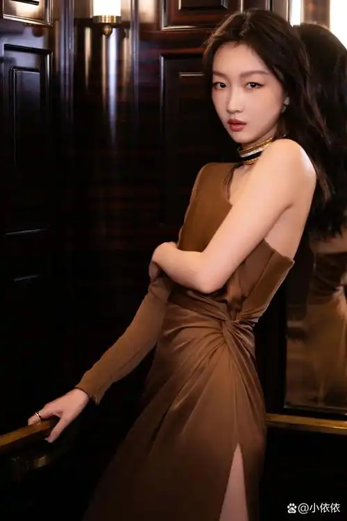 2018 年,电影《后来的我们》上映,周冬雨以出色演技触动观众.