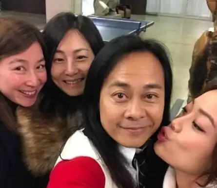 54岁的草蜢成员蔡一智晒生日庆生照一头长发与老婆似姐妹