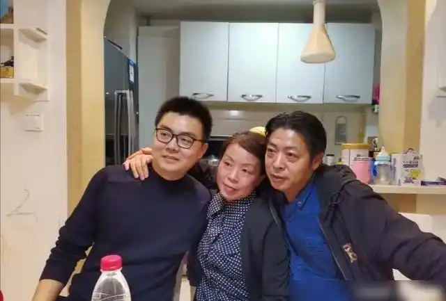 幸福突然降临郭威一家四口清明回乡祭祖许敏露出久违的笑容