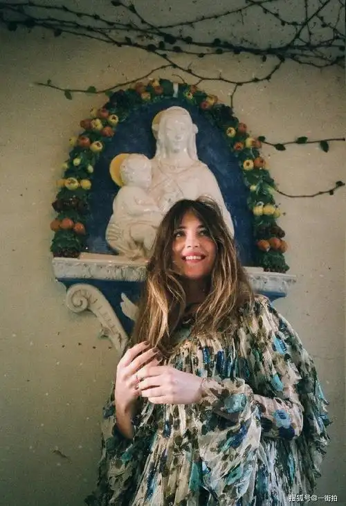 dakota johnson身穿一件浪漫的碎花裙,这件碎花裙真是充满了春日的