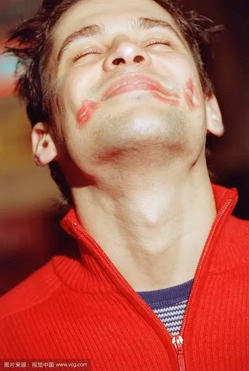 脸上有口红印的表情包_第1页