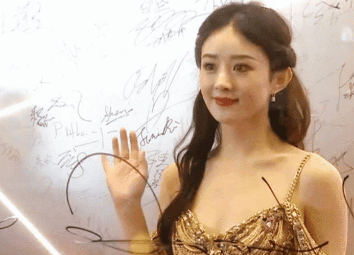 02震惊全场,这才叫美人一开始我也以为赵丽颖才是整场活动的焦点,直到