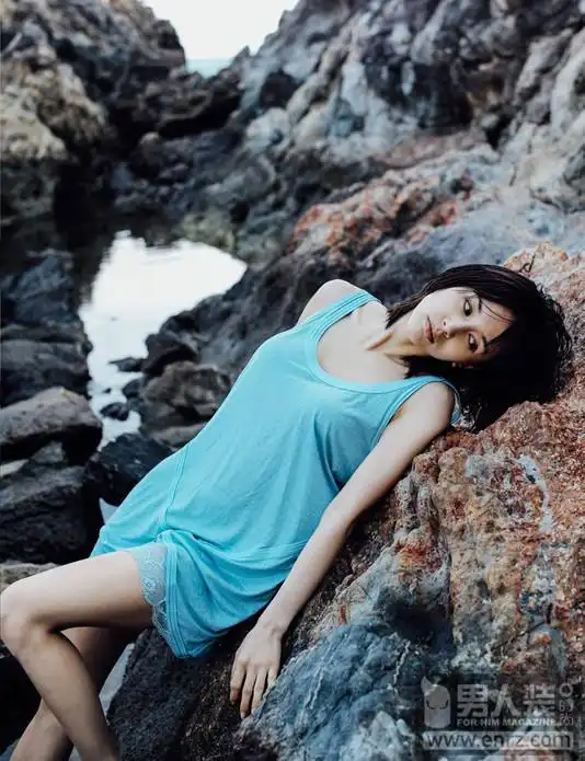 《欢乐颂》王子文最新写真 退潮之浴泳装大胆性感