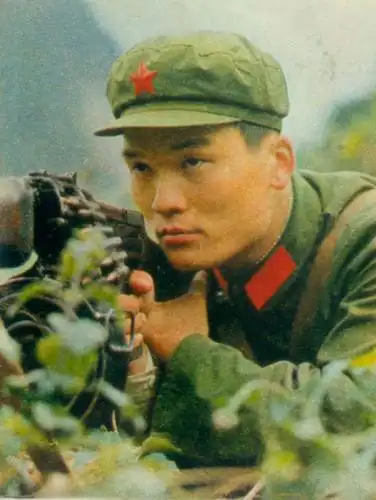 上世纪70年代解放军宣传照 罕见79式火箭手榴弹发射瞬间