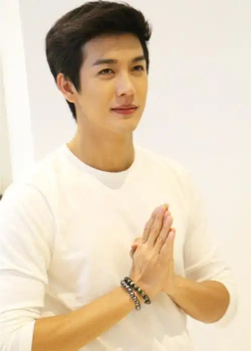 p>普提查·克瑟辛(push),1986年7月3日出生于泰国叻丕府,泰国男演员