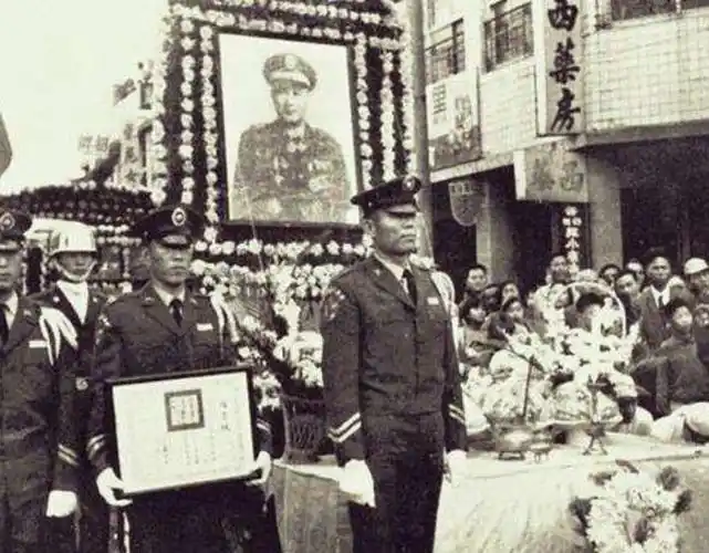 白崇禧葬礼蒋介石第一个吊唁委员长回去写日记他能善终真幸运