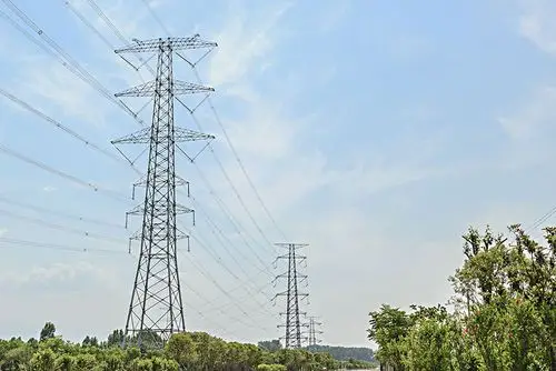 多云蓝天下的高压电塔_全景网