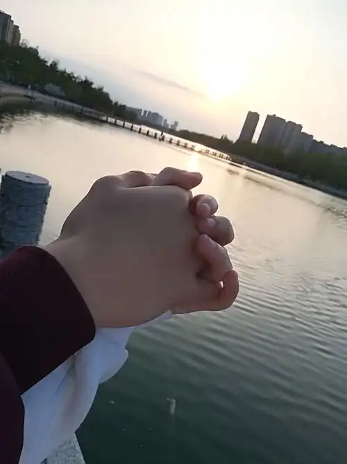 有没有大哥有手牵手的照片(只要手)? - 知乎