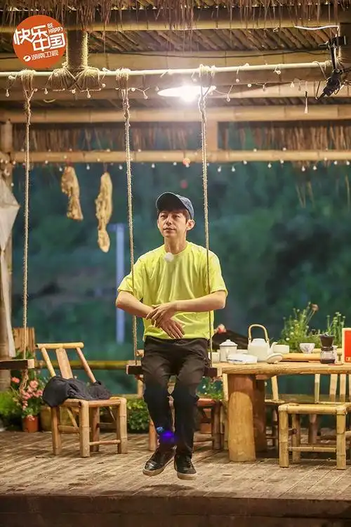 《向往的生活》倪妮杨颖下田抓螺蛳被困吕思清刘宪华斗琴奏古典乐