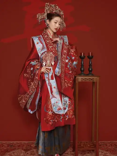 室内复古秀禾服婚纱照