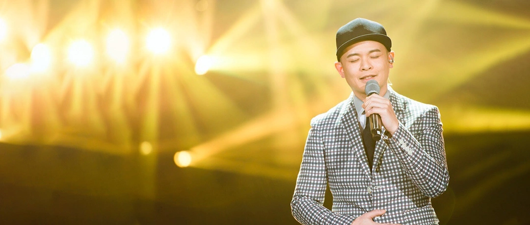 鸭舌帽下的侧田,男人ktv里的情歌