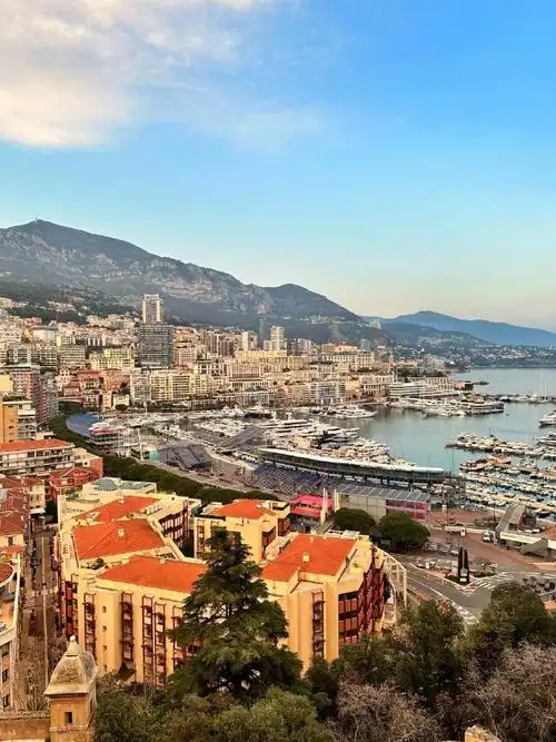 9898】    摩纳哥,这个位于法国蓝色海岸的小国家,是世界上最富有