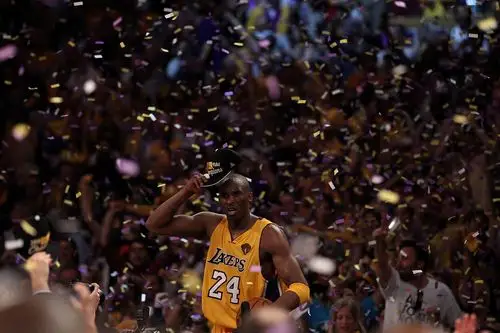 世界之巅一组2010年科比夺冠后庆祝的高清大图