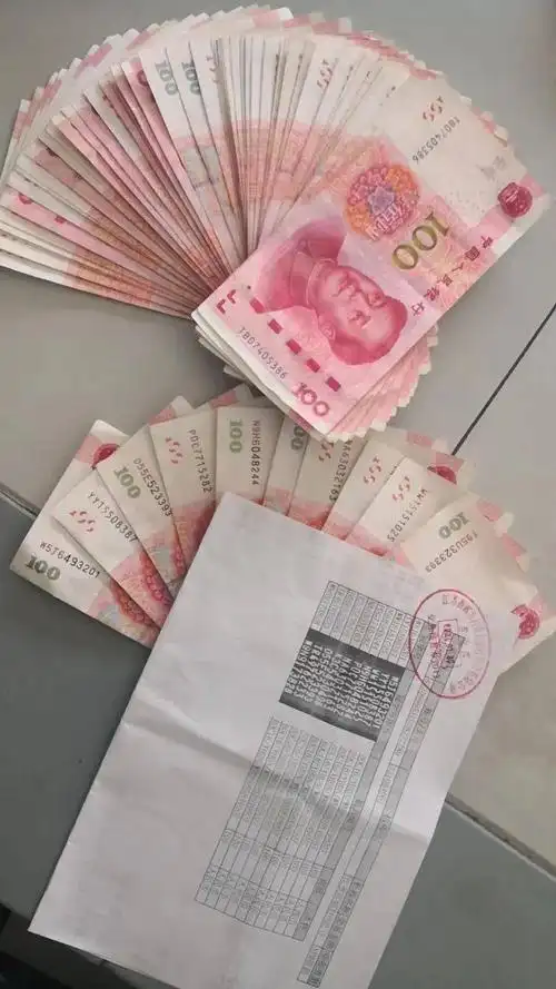 高邮的宋老先生拿着失而复得的6000元热泪盈眶.