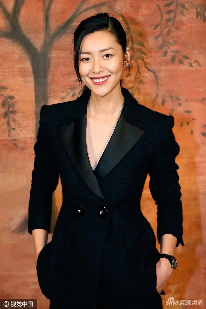 刘雯深v西装帅气凹造型 尽展超模气场[5p]