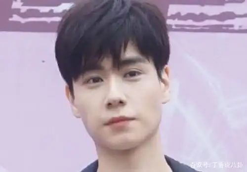 胡一天新戏开机现场,被路人围观拍照,看到生图这是认真的?