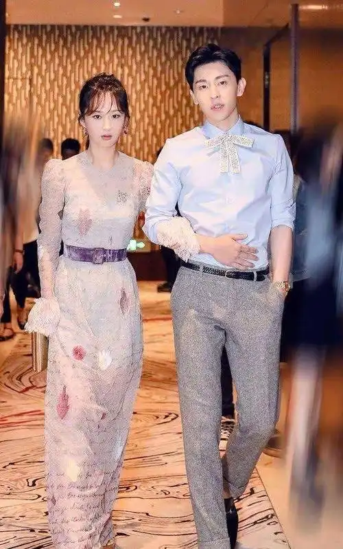 高级情侣装怎么穿看邓伦和杨紫就知道了连领结都是cp感