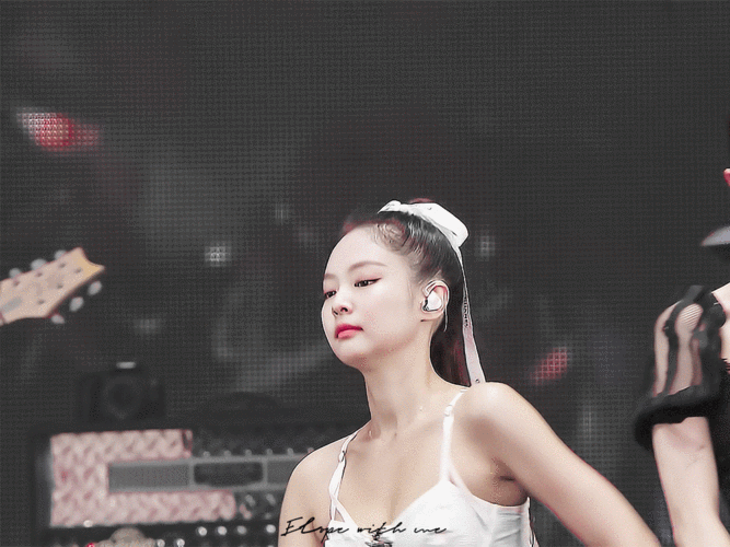 美女就要这样按帧来观赏jennie绝美舞台动图邀你一同品味