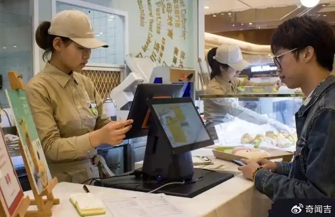 选择超市收银员这一岗位,并不意味着放弃梦想和追求,反而是一个充满