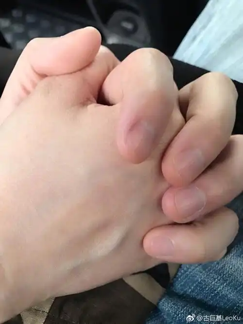 古巨基结婚三周年遇彩虹许愿和老婆甜蜜十指紧扣